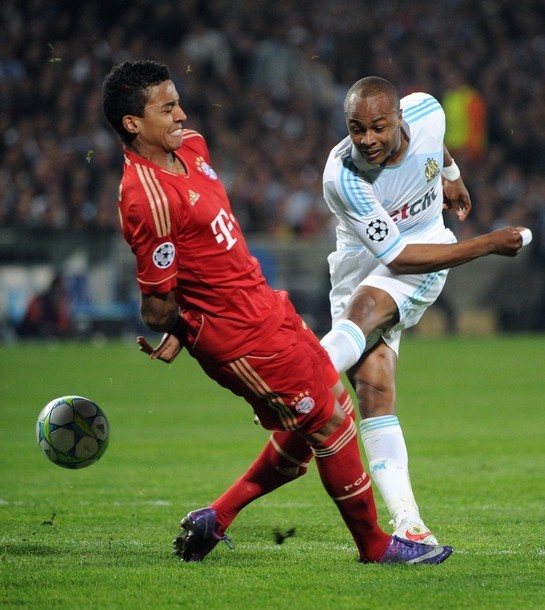 Cặp tiền đạo của đội chủ nhà trong trận đấu này là Loic Remy và Andre Ayew đã liên tục có những màn khuấy đảo hàng phòng ngự của Bayern Munich.